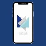 Зображення має мінімалістичний вигляд. На темно-синьому фоні по центру розміщений смартфон із тонкими чорними рамками та вирізом угорі екрана. На екрані — світлий фон із абстрактним логотипом або шпалерами у вигляді двох накладених геометричних фігур: одна темно-синя, інша світло-блакитна, що утворюють стилізовану літеру або форму. Внизу екрана ледь помітно відображено час. Зображення виглядає як промо або заставка для мобільного пристрою.