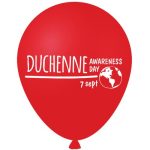 Червона повітряна кулька з білим написом «Duchenne Awareness Day, 7 sept» і стилізованим зображенням глобуса, що символізує День обізнаності про м’язову дистрофію Дюшенна.