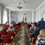 Сидять люди під час наради в приміщенні Олександрійської РВА