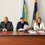 Засідання робочої групи, сидять троє людей за столом з документами на розгляд