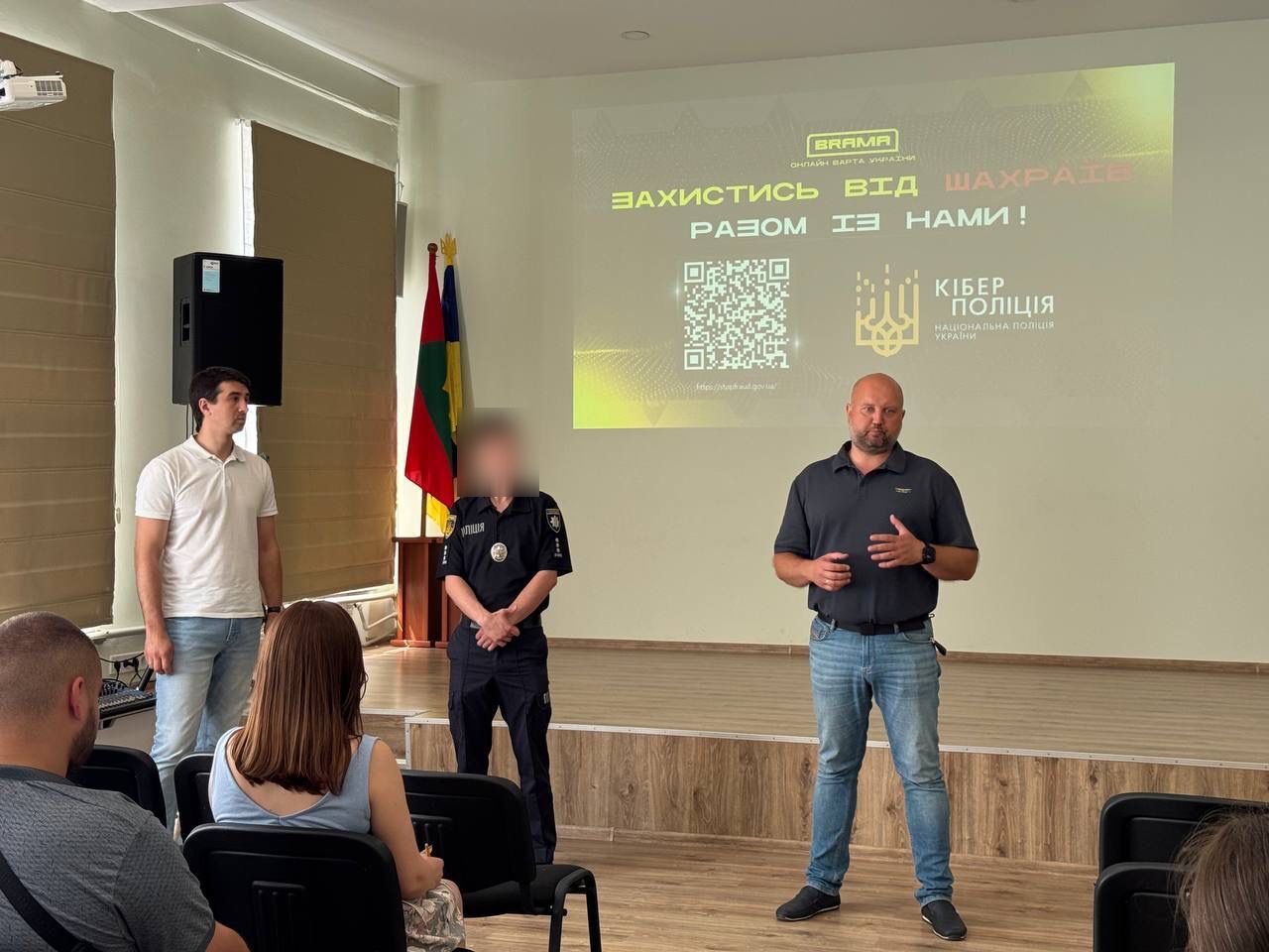 Фото на якому зображено представника РДА і спеціаліста з кібербезпеки.