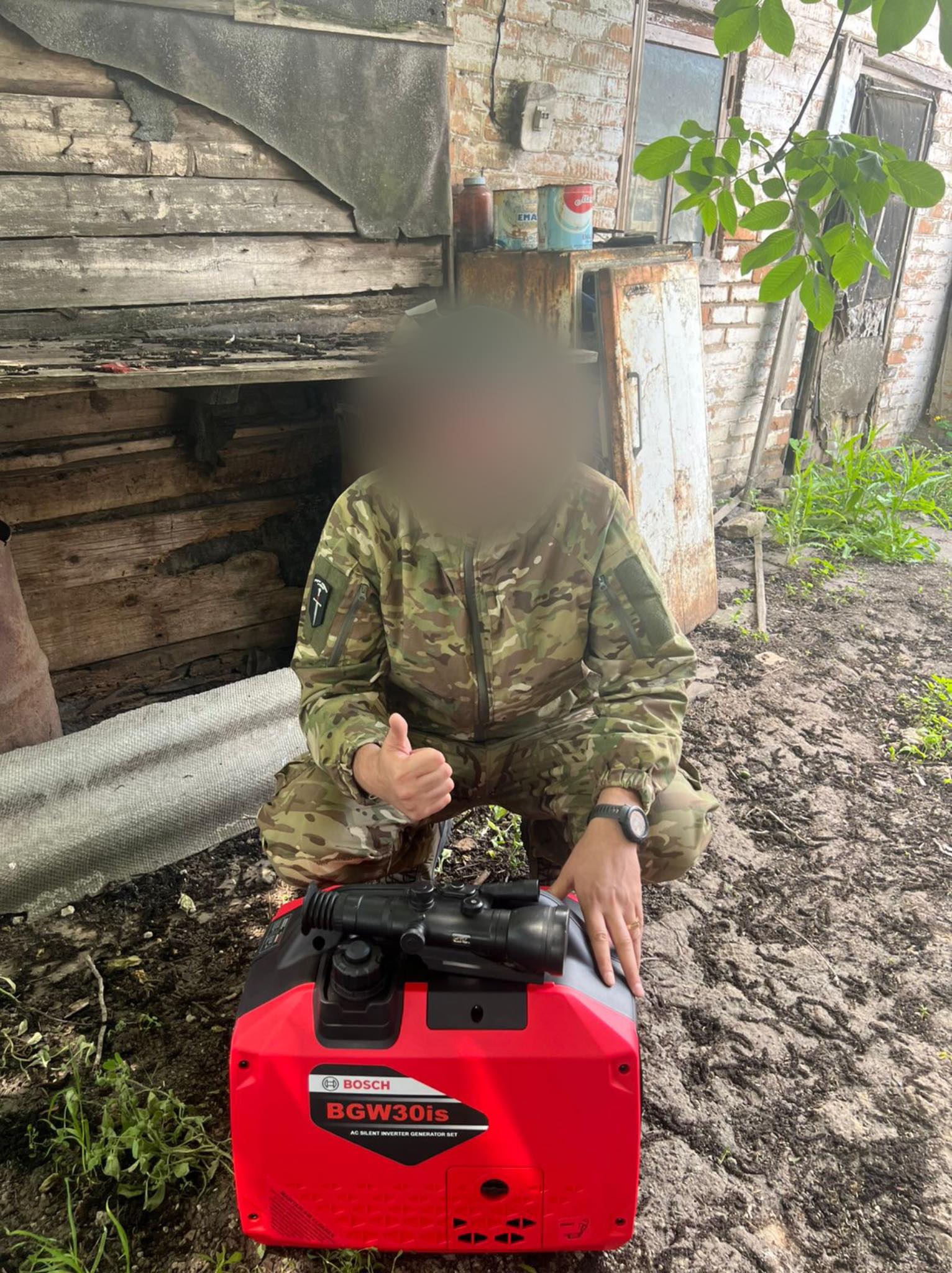 військовослужбовець з інверторним генератором та приладом нічного бачення