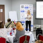 Фото на якому зображений момент виступу про проєкт «Відновлення для всіх».