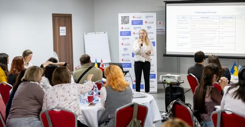 Фото на якому зображений момент виступу про проєкт «Відновлення для всіх».