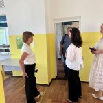 Фото представників РДА та представників місцевого самоврядування під час інспекції в школі.