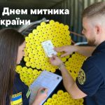 Фото на якому митники перевіряють вантаж.