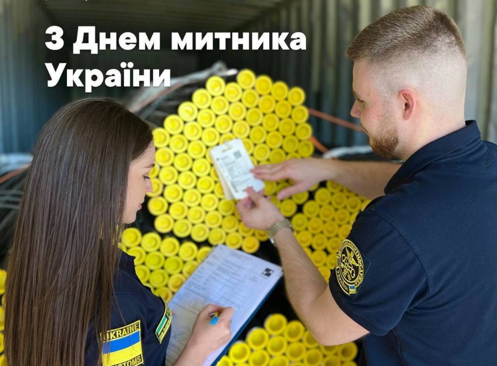 Фото на якому митники перевіряють вантаж.