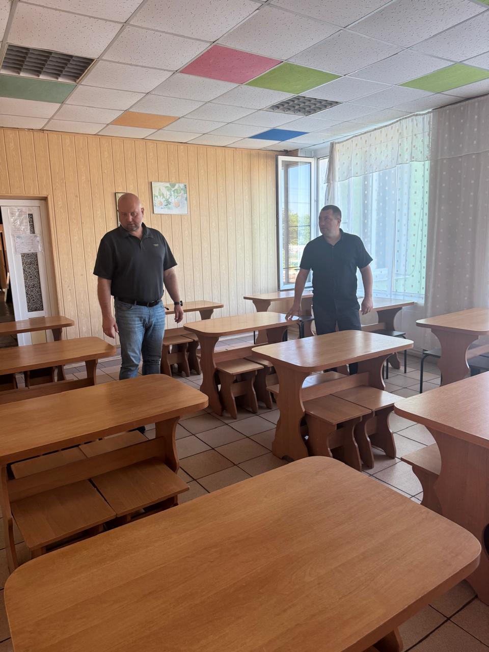 Фото представників РДА під час огляду харчоблоку.