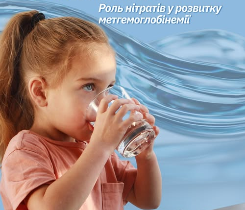 Дівчинка п'є воду