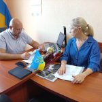 Фото на якому зображені заступник начальника Олександрійської районної військової адміністрації Віталій Кравцов та начальник управління соціального захисту населення Ірина Табачкова під час наради.
