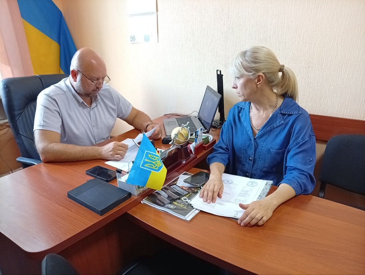 Фото на якому зображені заступник начальника Олександрійської районної військової адміністрації Віталій Кравцов та начальник управління соціального захисту населення Ірина Табачкова під час наради.