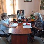 Три жінки під час робочої зустрічі за великим столом в офісі
