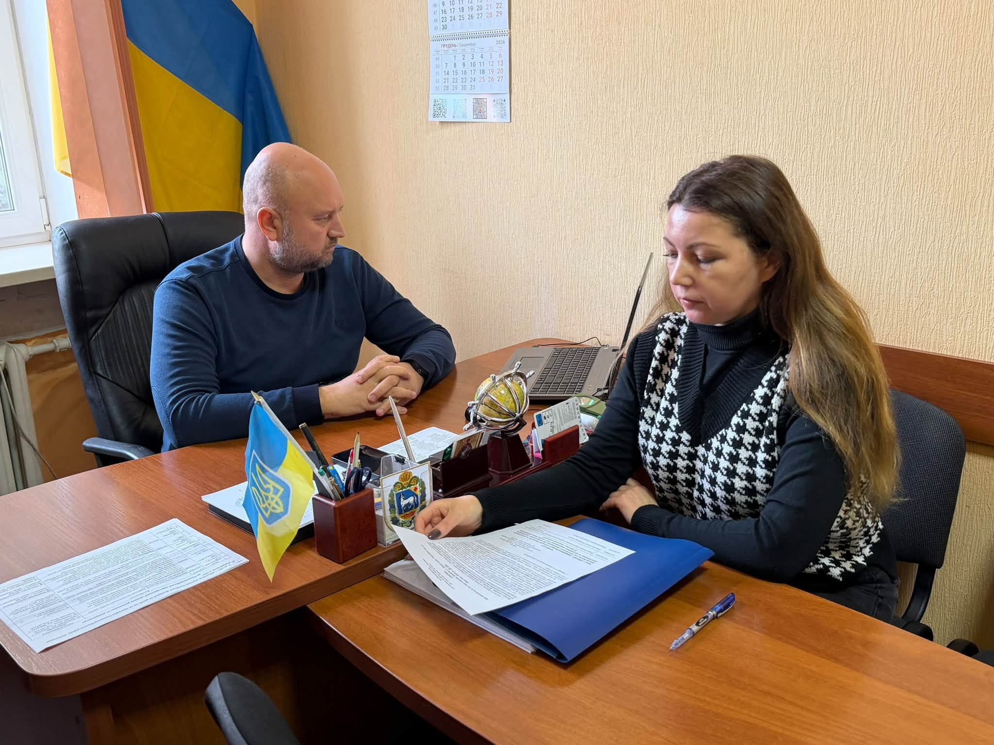 Чоловік і жінка сидять за робочим столом