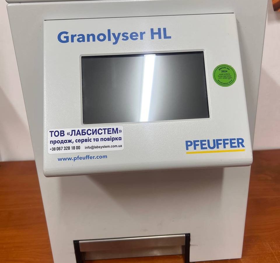 Аналізатор зерна Granolyser HL бренду Pfeuffer на столі